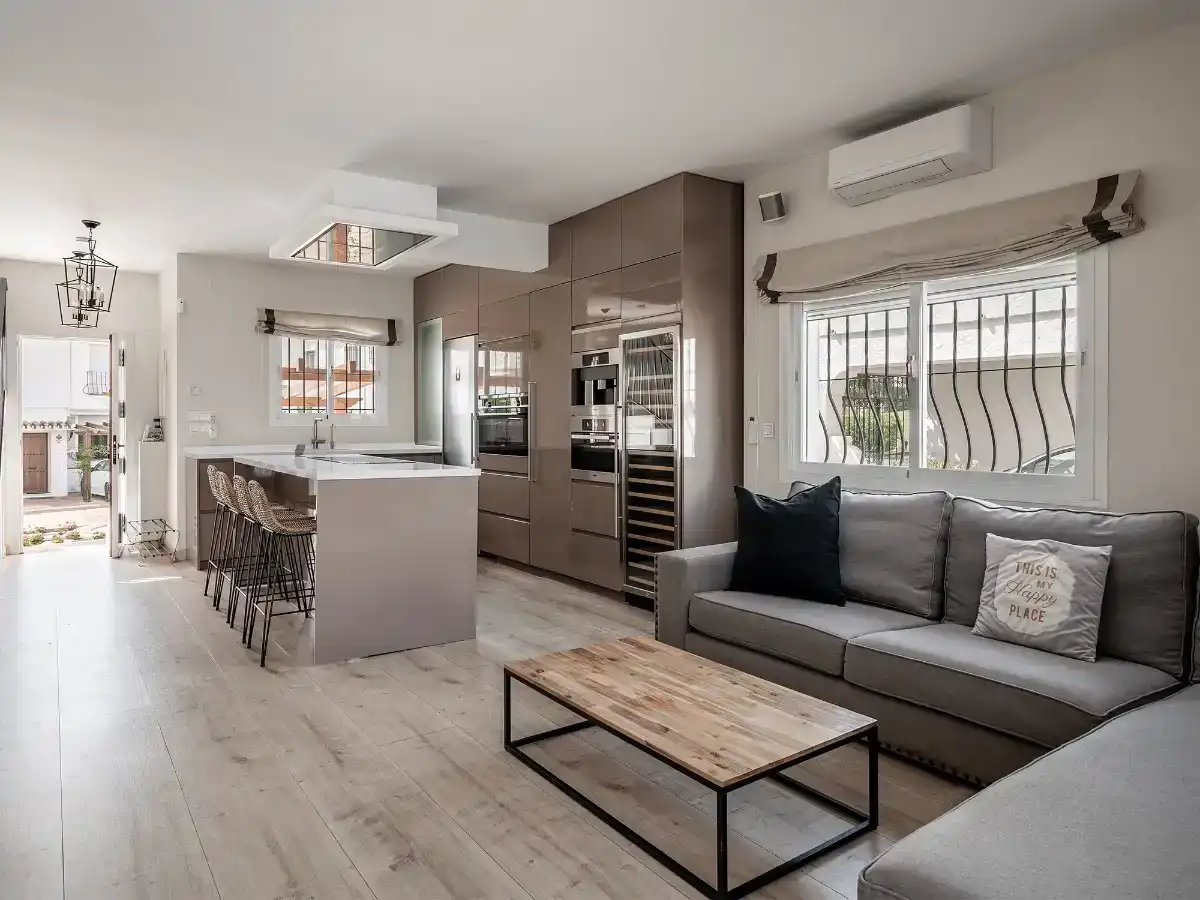 Wohnzimmer von Wohnung zur Miete in Marbella mit Klimaanlage, Privatgarten und Parkett