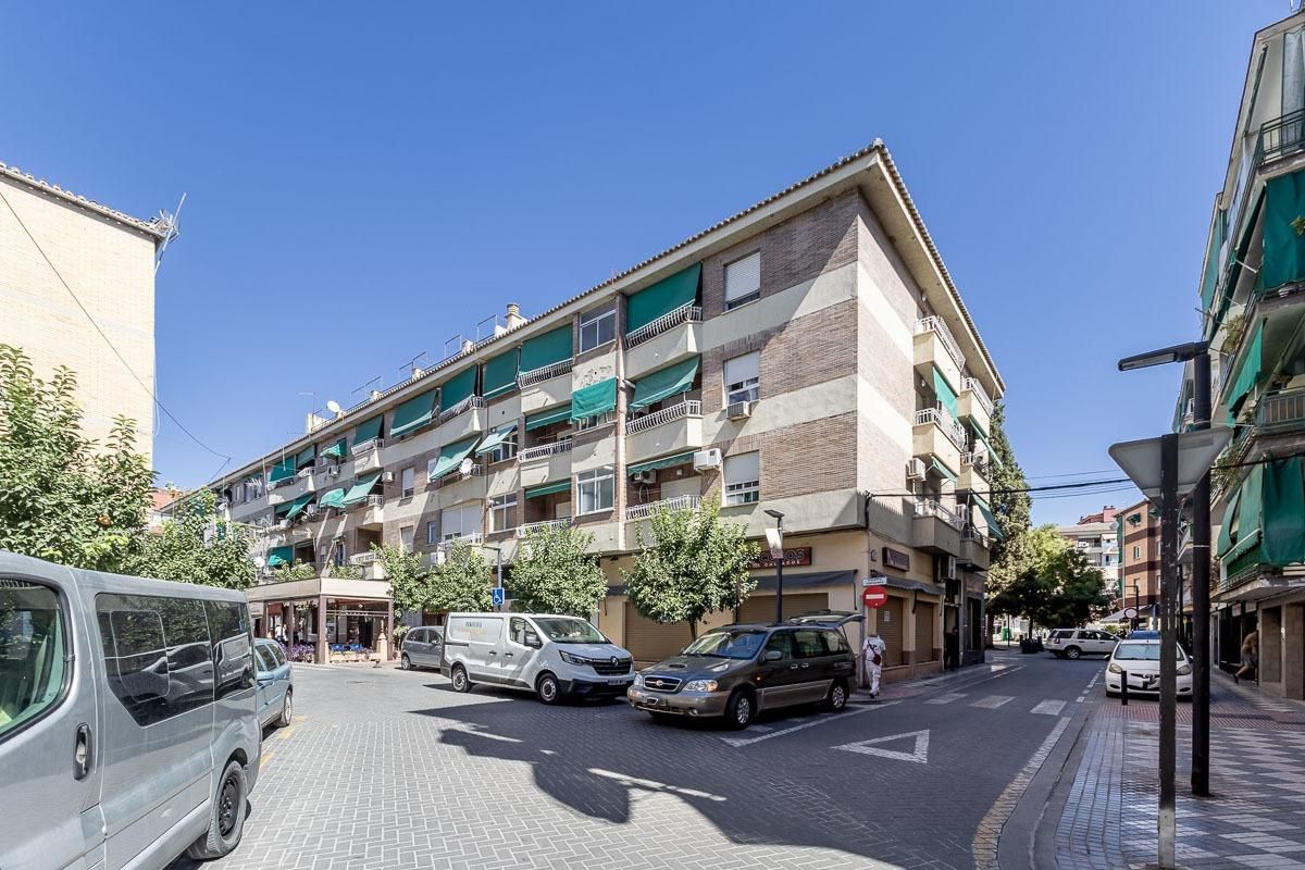 Vista exterior de Pis en venda en Maracena amb Terrassa i Balcó