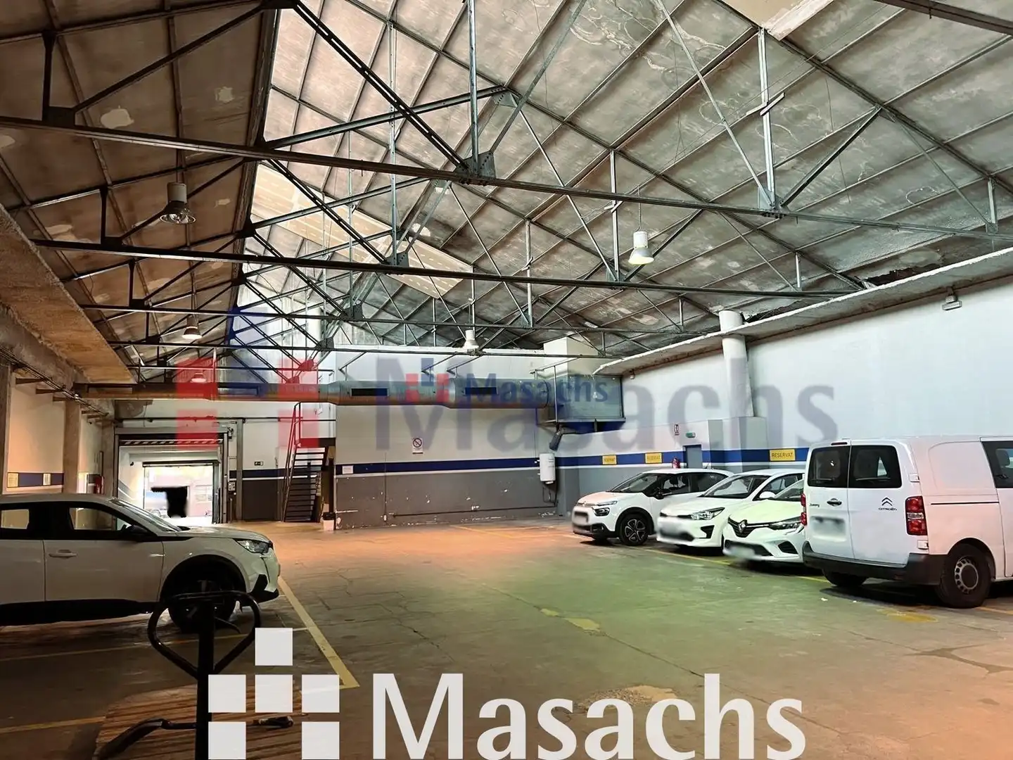 Parkplatz von Fabrikhallen zum Verkauf in Sabadell