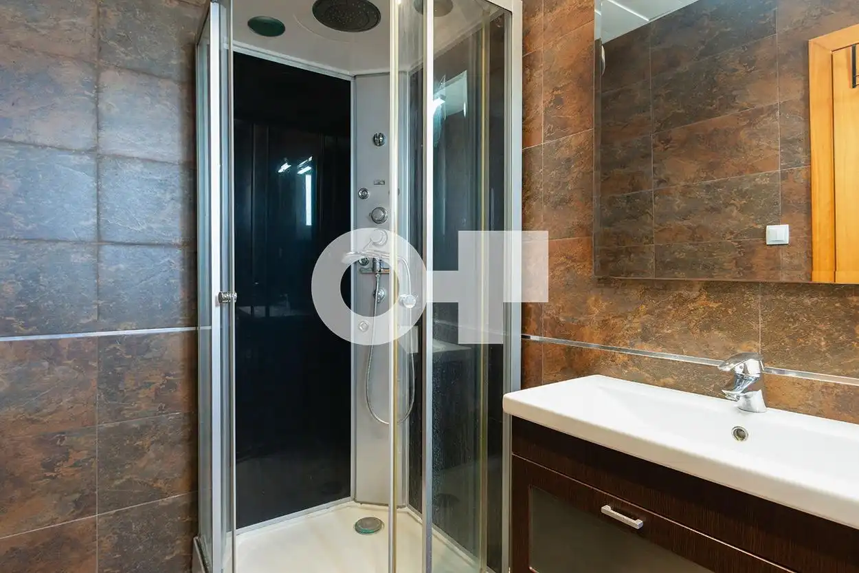 Baño de Ático en venta en Castelldefels con Calefacción, Parquet y Terraza