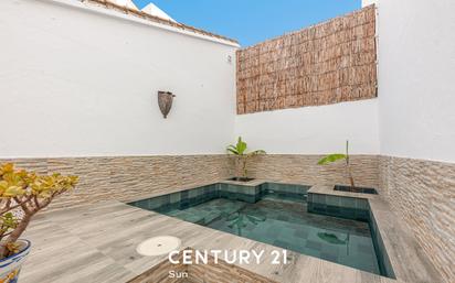 Vista exterior de Casa adosada en venda en Estepona amb Terrassa i Piscina