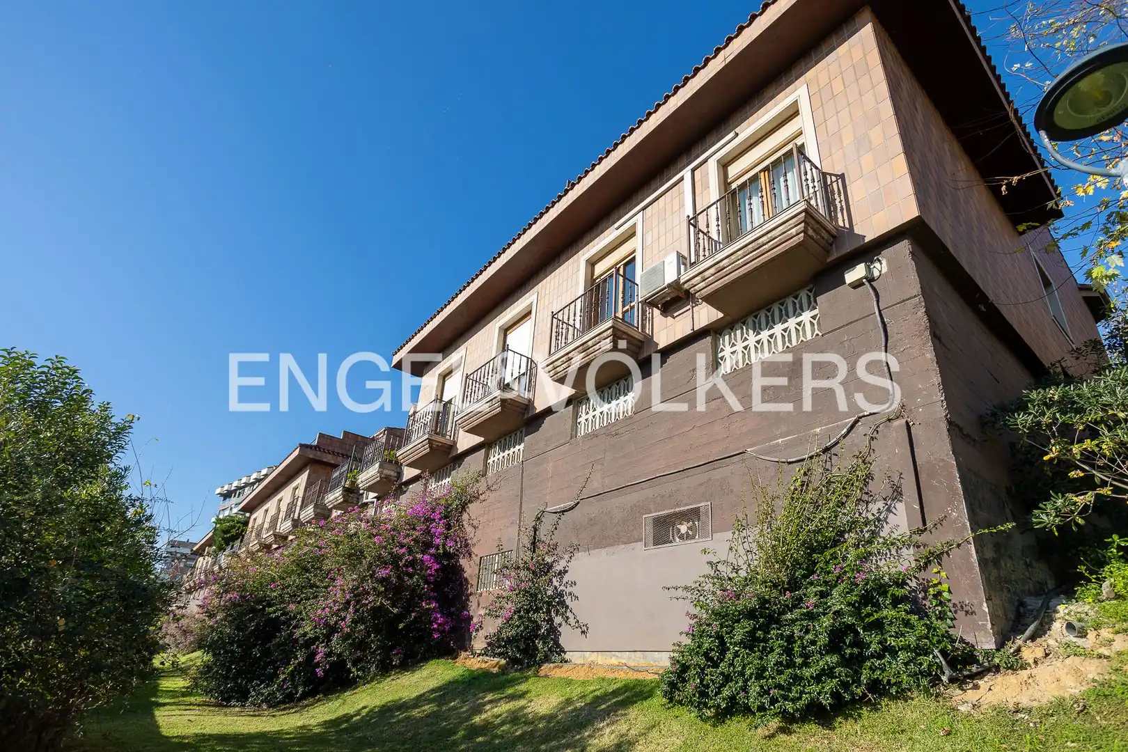 Außenansicht von Einfamilien-Reihenhaus zum Verkauf in Santander mit Heizung, Privatgarten und Terrasse