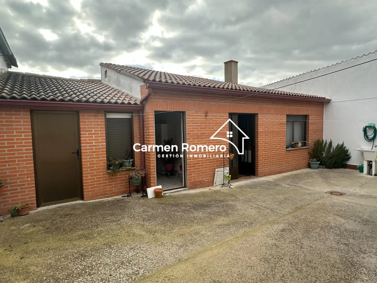 Vista exterior de Casa o xalet en venda en Poveda de las Cintas amb Calefacció, Jardí privat i Terrassa
