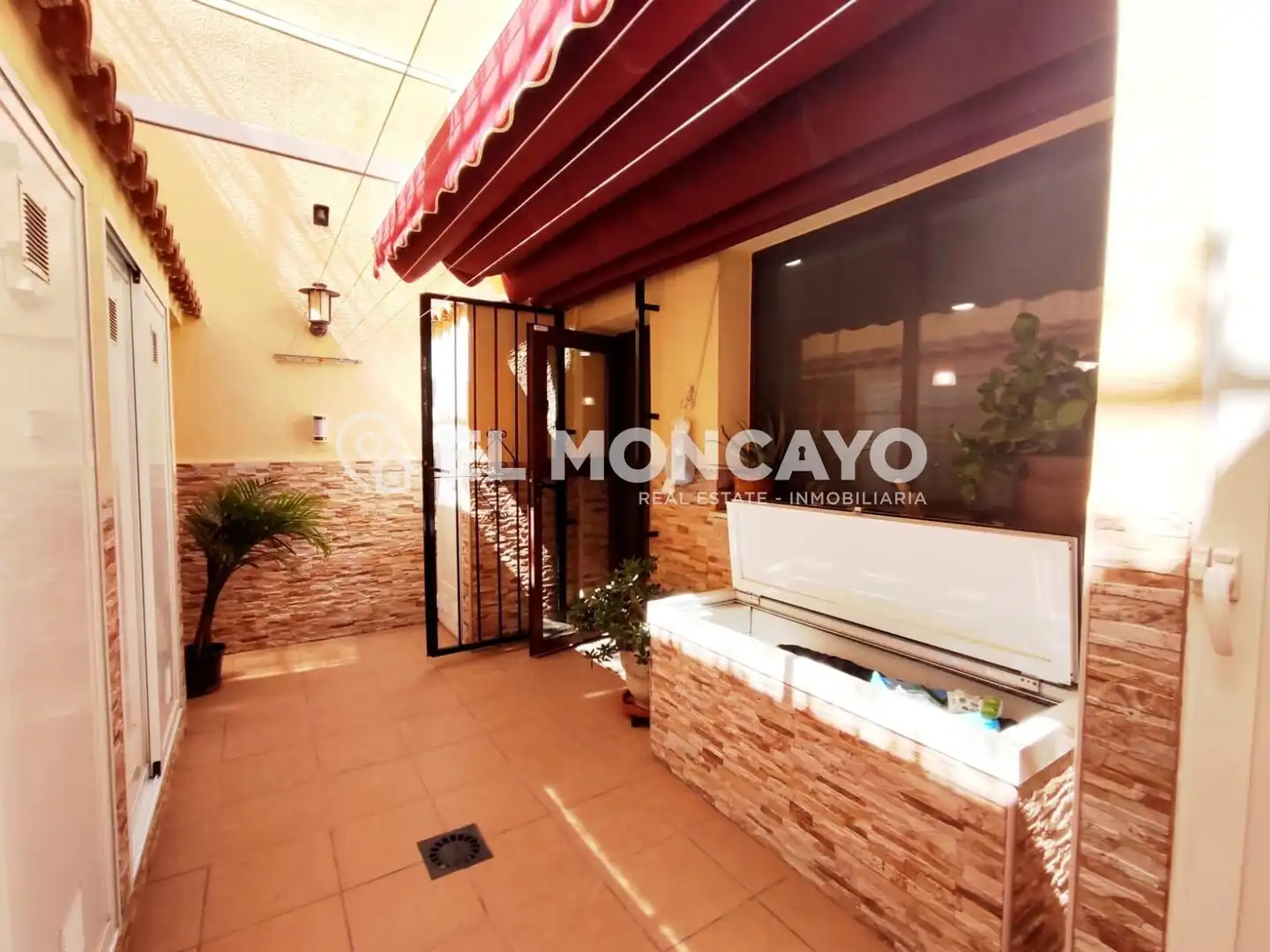 Terrassa de Casa adosada en venda en Torrevieja amb Aire condicionat, Calefacció i Jardí privat