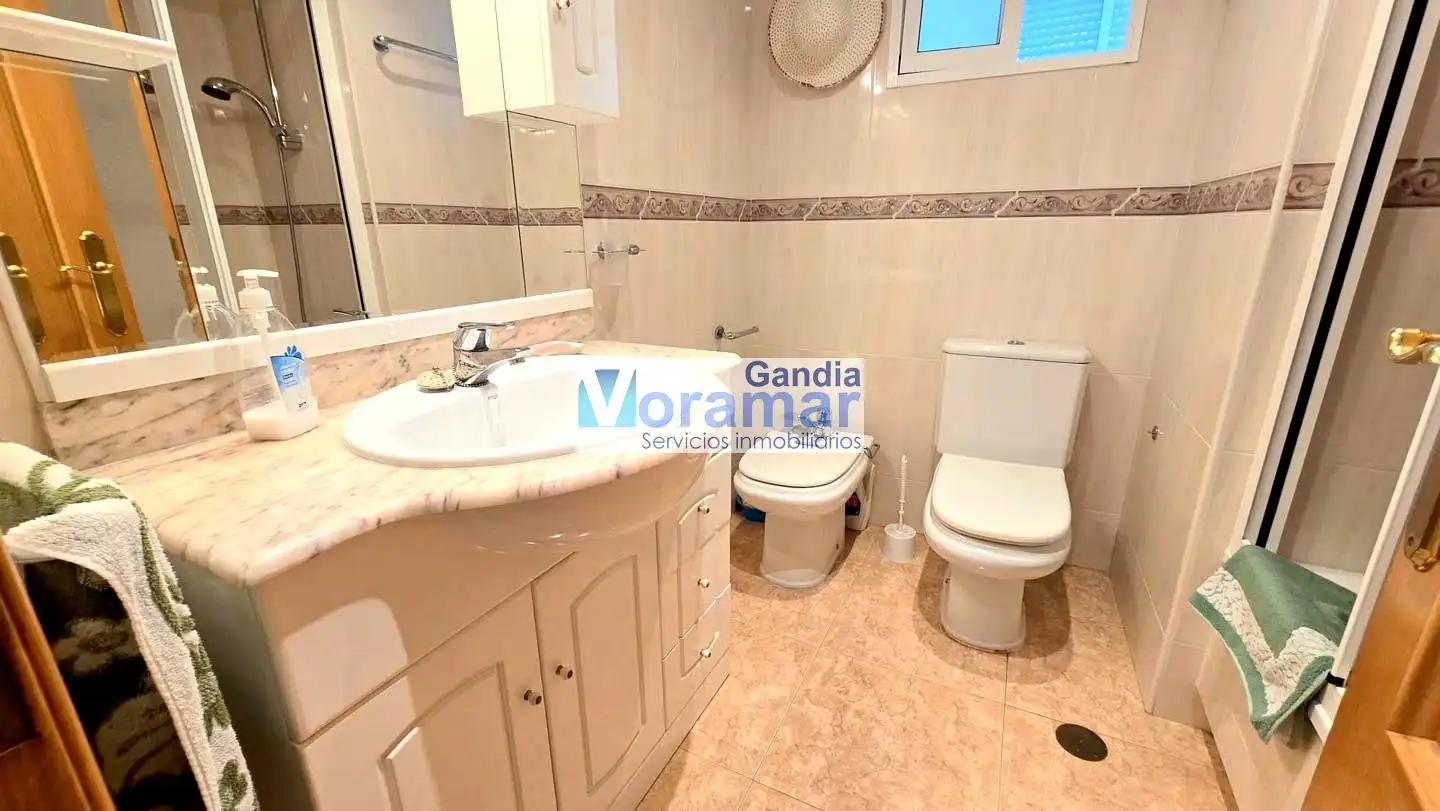 Baño de Apartamento de alquiler en Gandia con Aire acondicionado, Calefacción y Piscina comunitaria