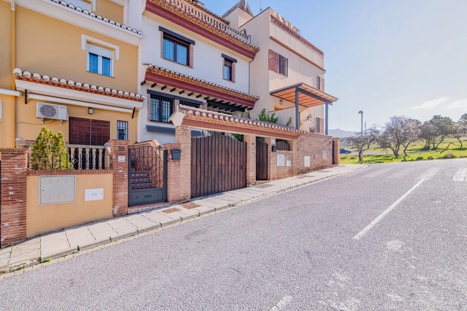 Vista exterior de Casa adosada en venda en La Zubia amb Aire condicionat, Calefacció i Terrassa