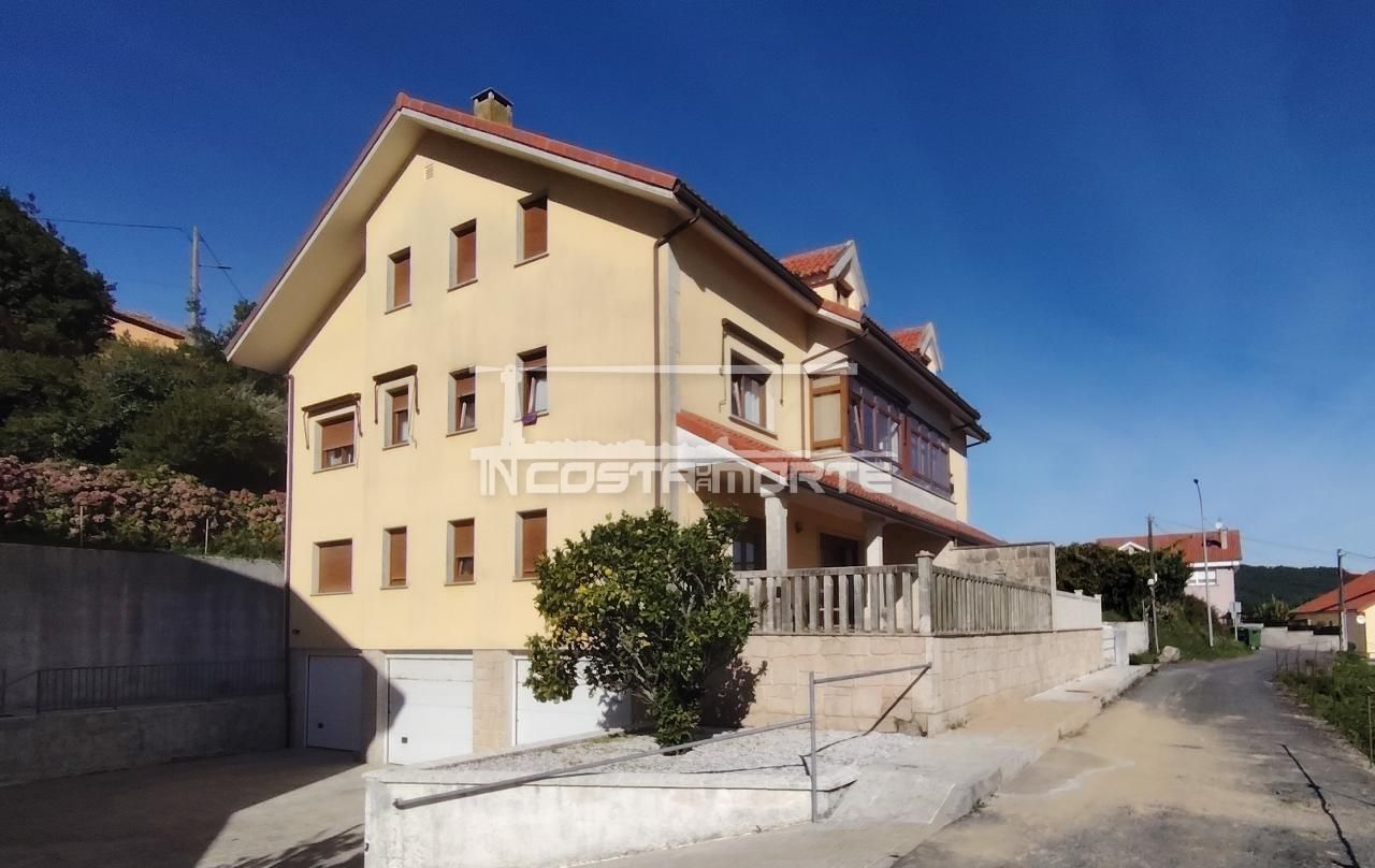 Vista exterior de Pis en venda en Fisterra amb Calefacció i Terrassa
