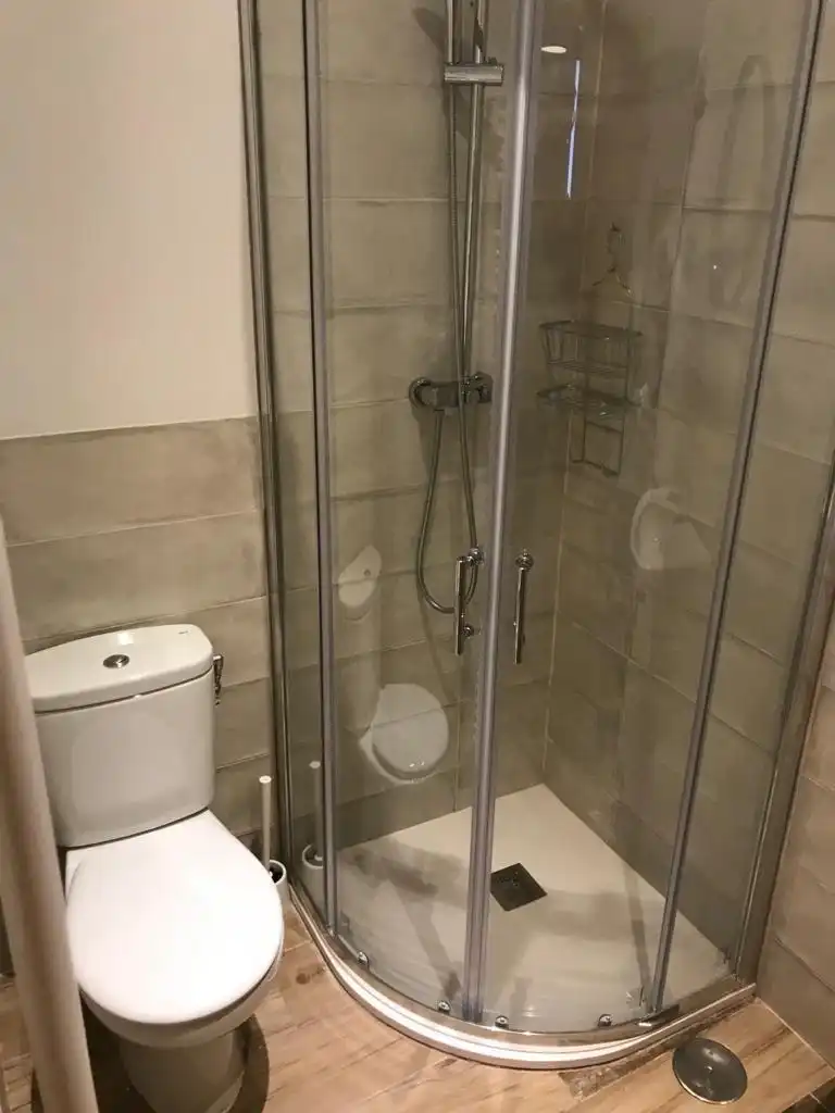 Bany de Planta baixa de lloguer en Granada amb Aire condicionat, Calefacció i Moblat
