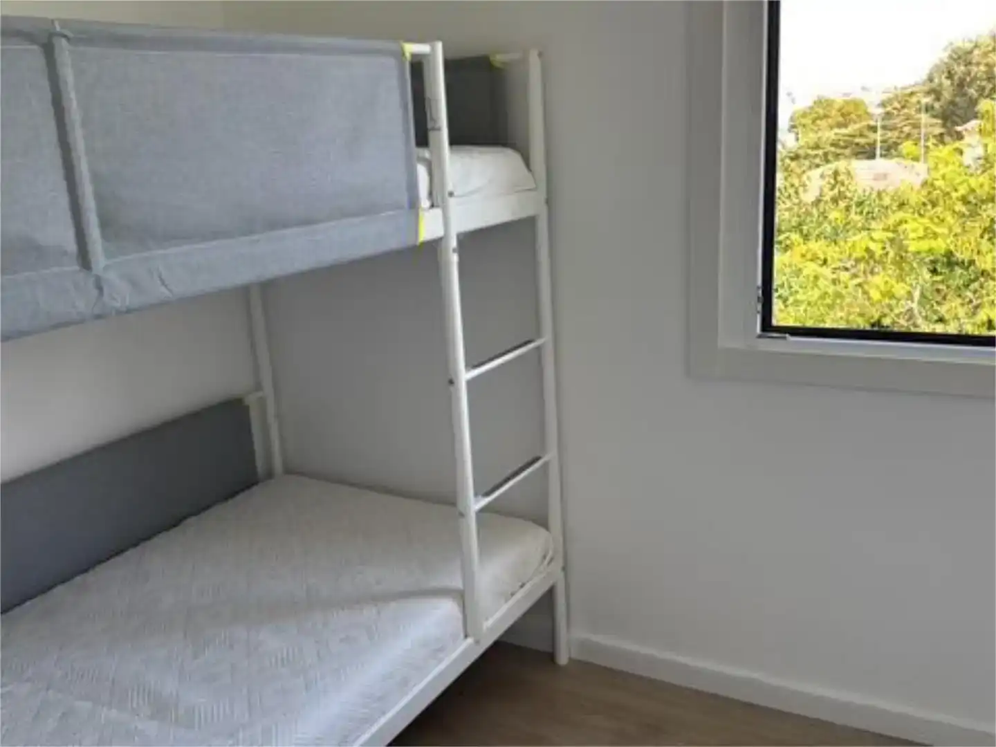 Schlafzimmer von Wohnungen zur Miete in Nigrán mit Parkett, Möbliert und Balkon