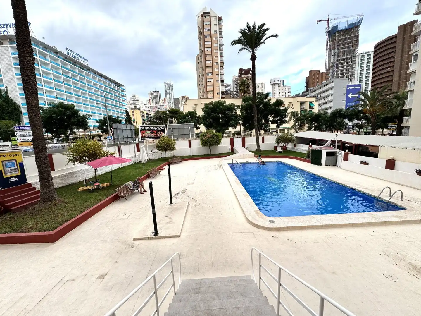 Piscina de Apartamento en venta en Benidorm con Terraza, Amueblado y Piscina comunitaria