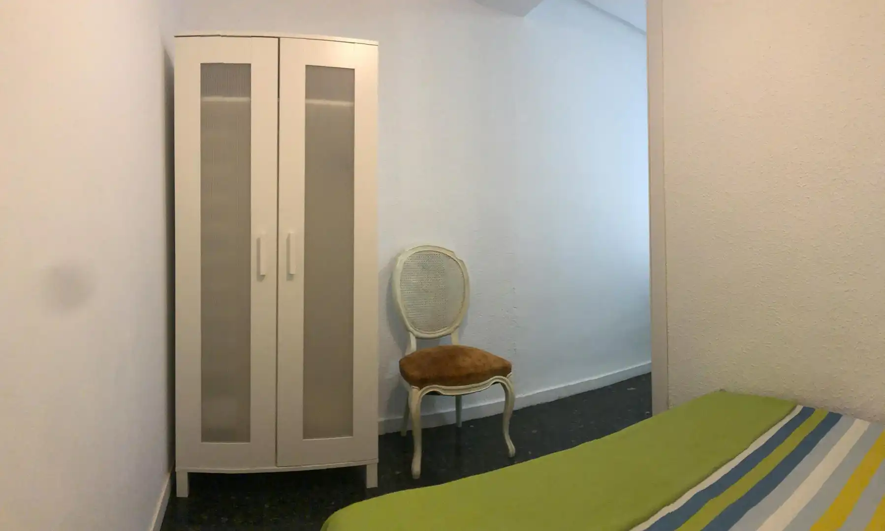 Schlafzimmer von Wohnung zur untervermieten in Valencia mit Waschmaschine und Internet