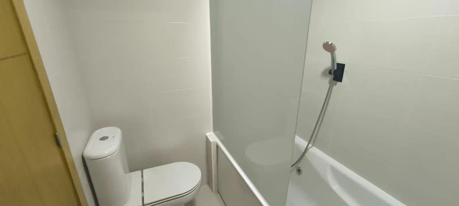 Baño de Apartamento en venta en Vilagarcía de Arousa con Calefacción, Parquet y Terraza