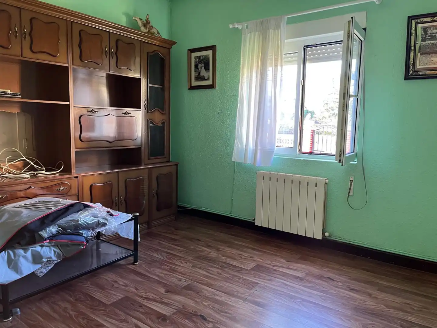 Habitación de Casa o chalet en venta en Los Corrales de Buelna  con Calefacción y Jardín privado