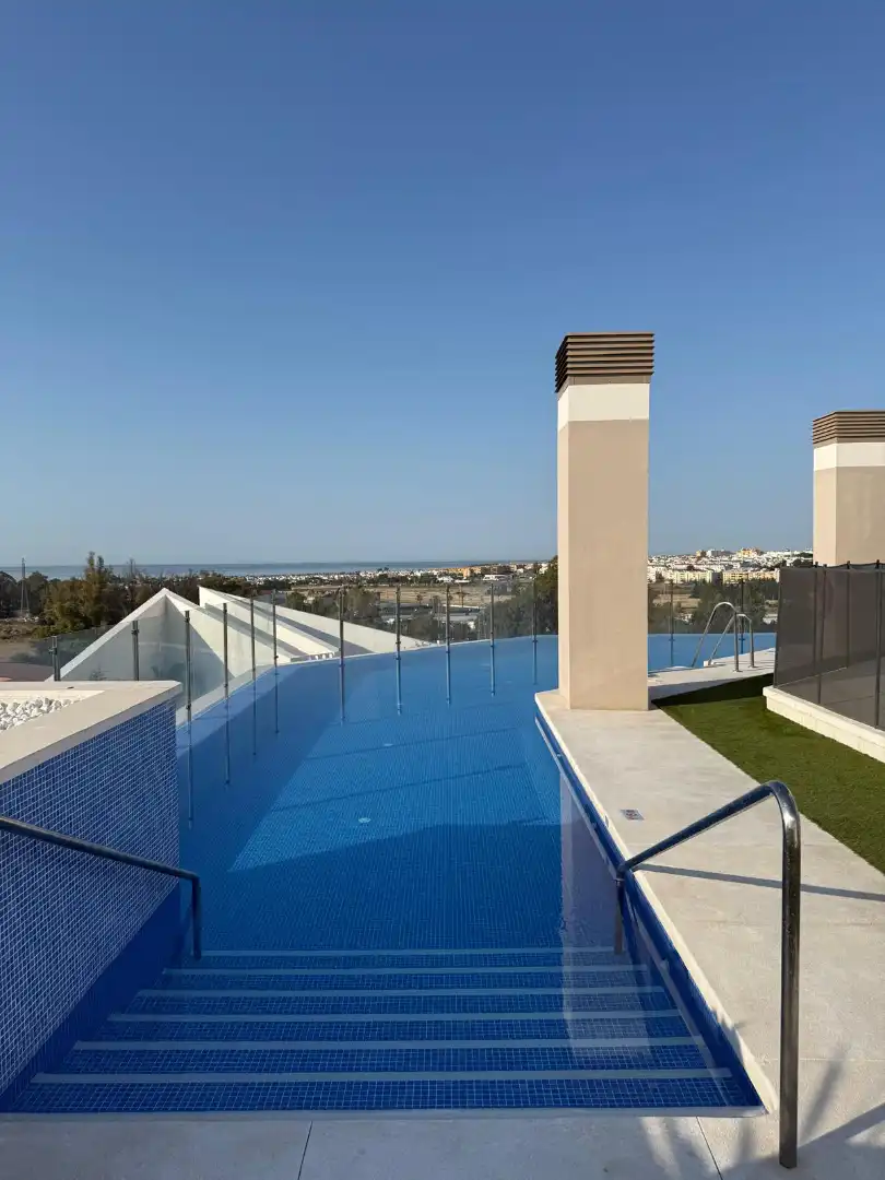 Piscina de Pis en venda en Marbella amb Aire condicionat, Terrassa i Moblat
