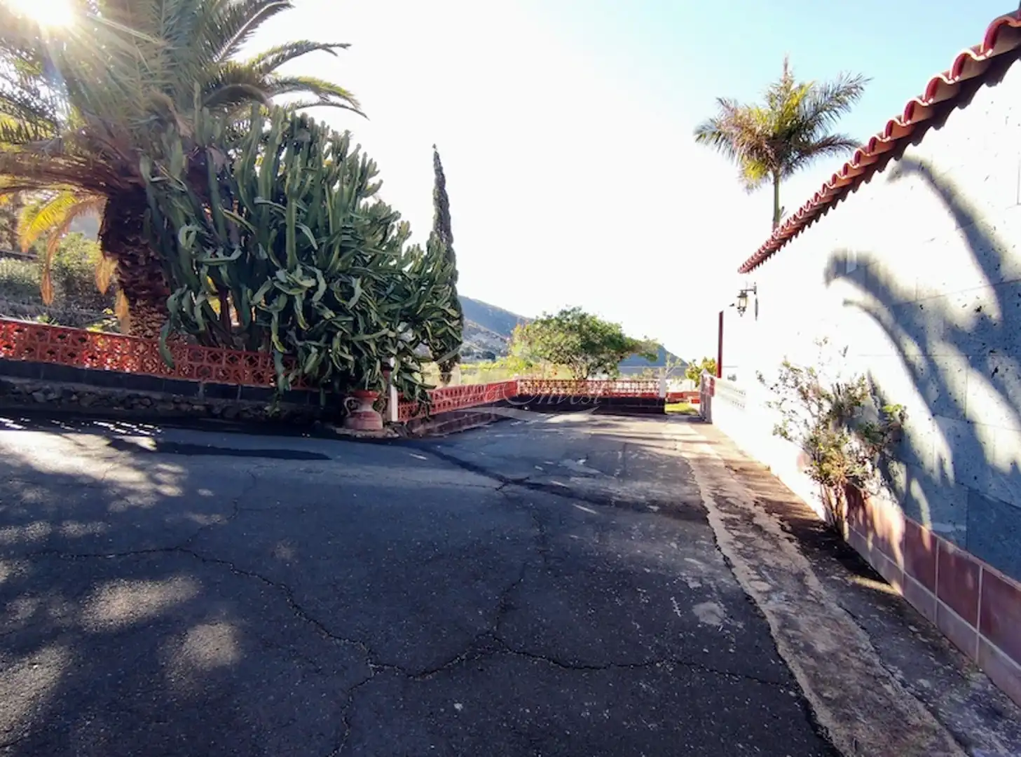 Vista exterior de Casa o xalet en venda en Santiago del Teide amb Jardí privat, Terrassa i Moblat