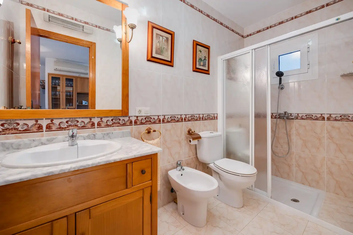 Baño de Casa adosada en venta en Torrevieja con Aire acondicionado, Calefacción y Jardín privado