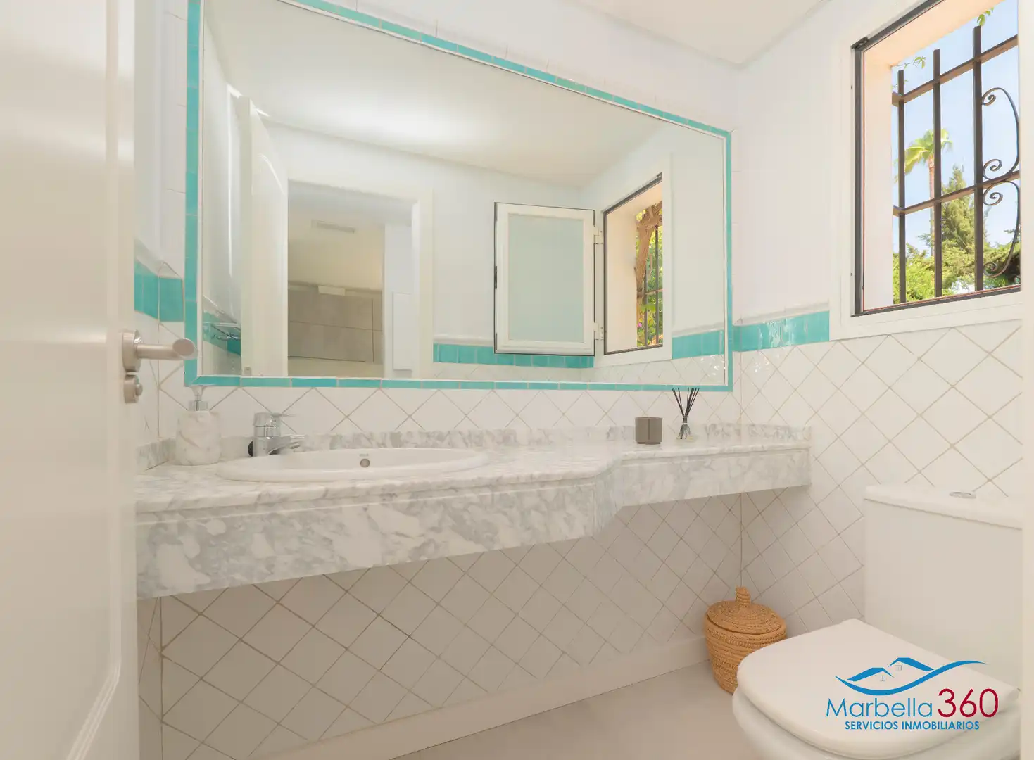 Baño de Casa adosada en venta en Marbella con Aire acondicionado, Calefacción y Jardín privado