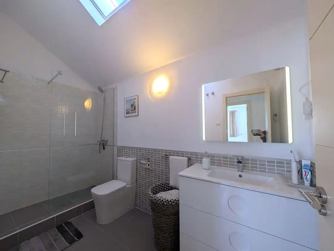 Badezimmer von Dachboden zum Verkauf in La Alcaidesa mit Klimaanlage, Heizung und Terrasse