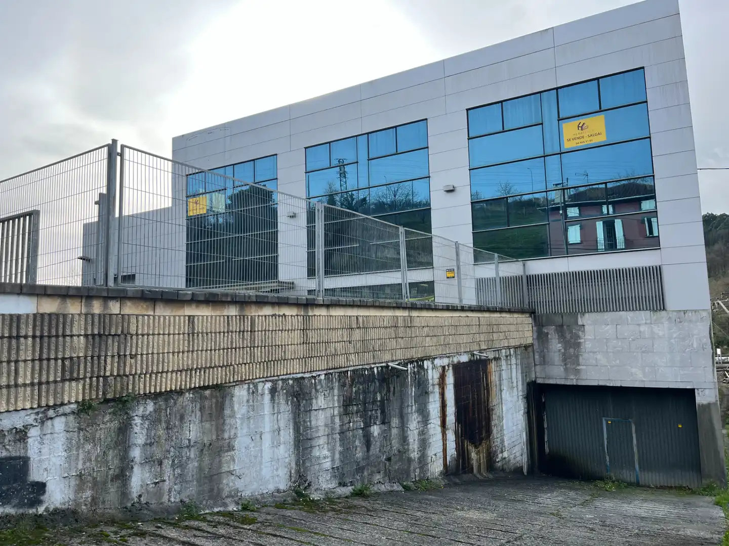 Außenansicht von Fabrikhallen zum Verkauf in Arrankudiaga / Zollo mit Heizung und Alarm