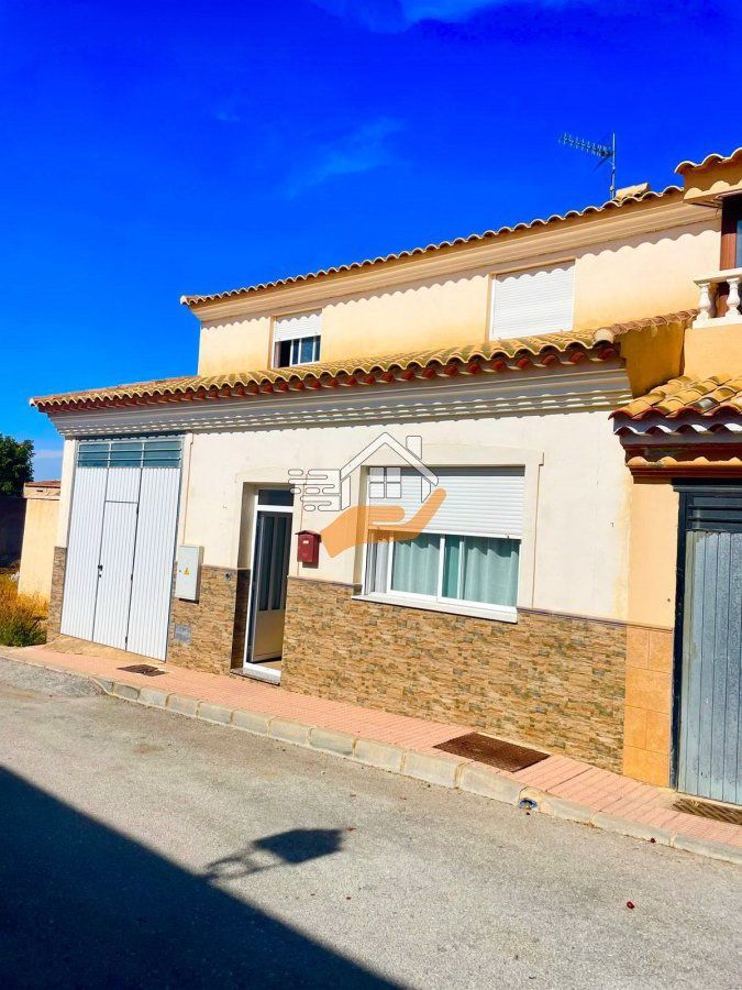 Vista exterior de Casa adosada en venda en María amb Aire condicionat