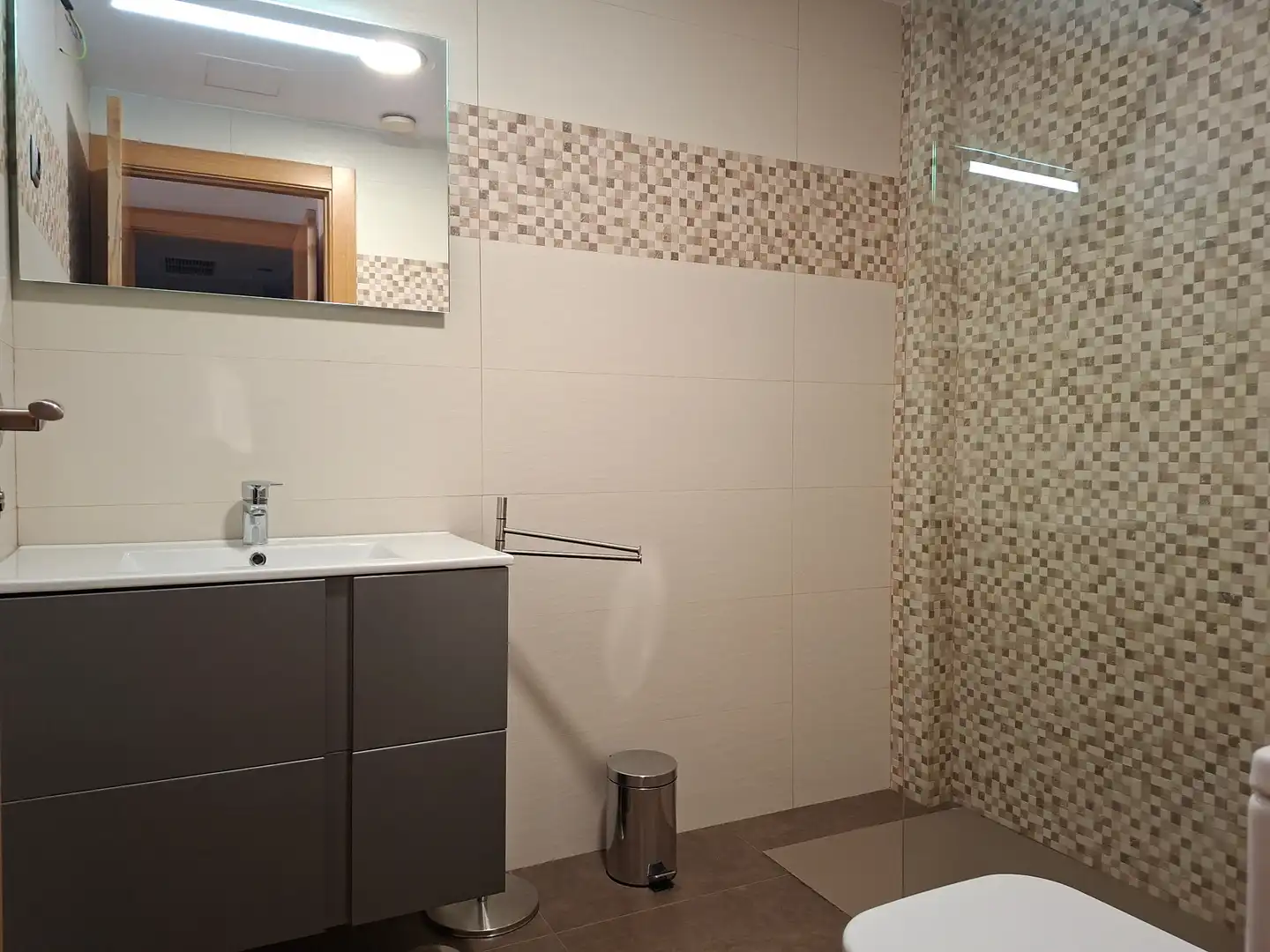 Baño de Piso de alquiler en Pinto con Aire acondicionado, Calefacción y Trastero