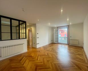 Sala d'estar de Apartament de lloguer en A Coruña Capital  amb Calefacció, Parquet i Balcó