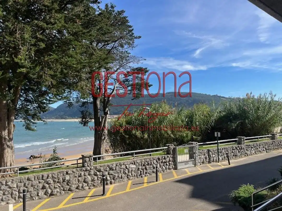Vista exterior de Planta baja en venta en Noja con Calefacción, Terraza y Trastero