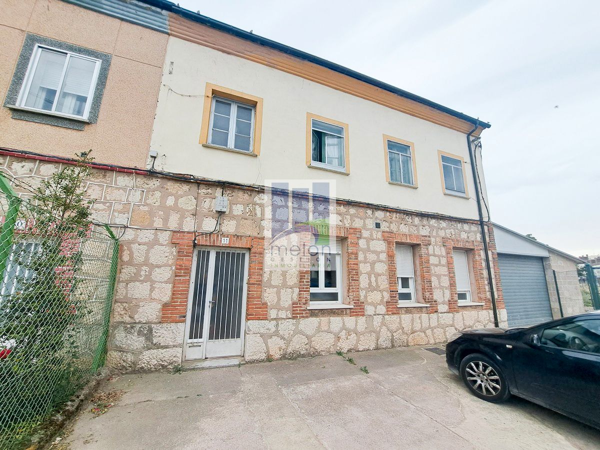 Vista exterior de Casa o xalet en venda en Burgos Capital amb Traster