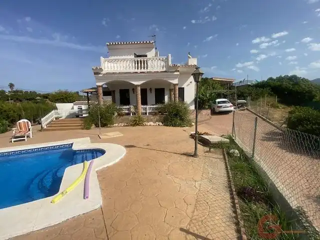 Maison rustique avec piscine à vendre à Vélez-Málaga ciudad