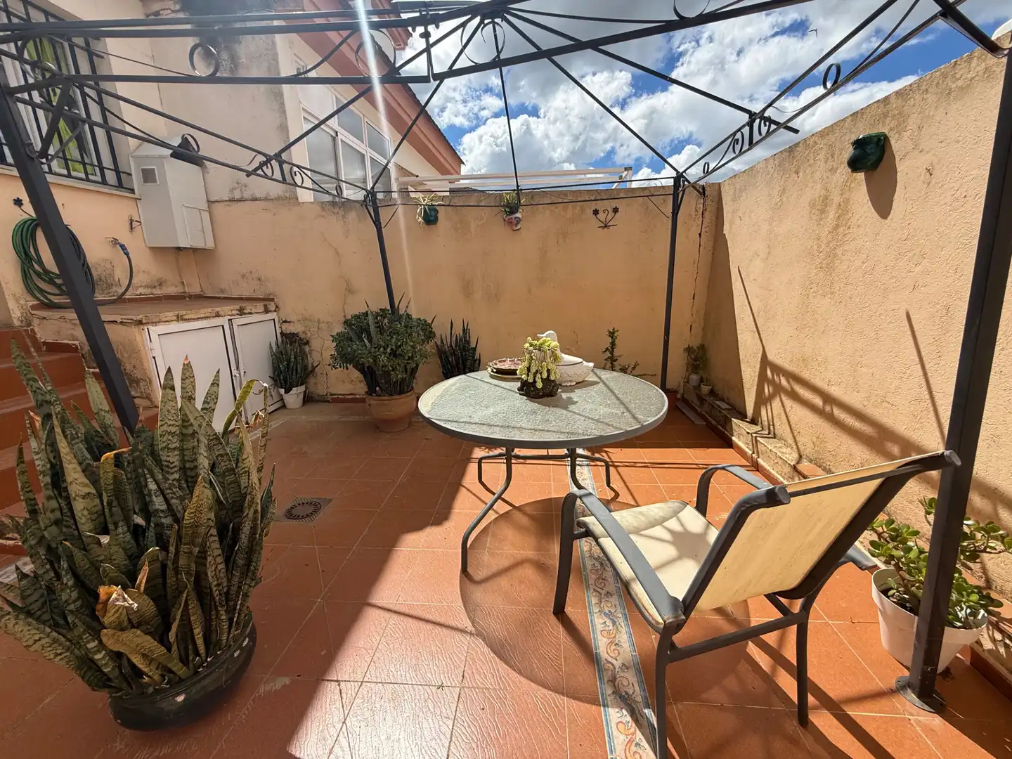 Terrasse von Einfamilien-Reihenhaus zum Verkauf in Aljaraque mit Klimaanlage, Heizung und Privatgarten