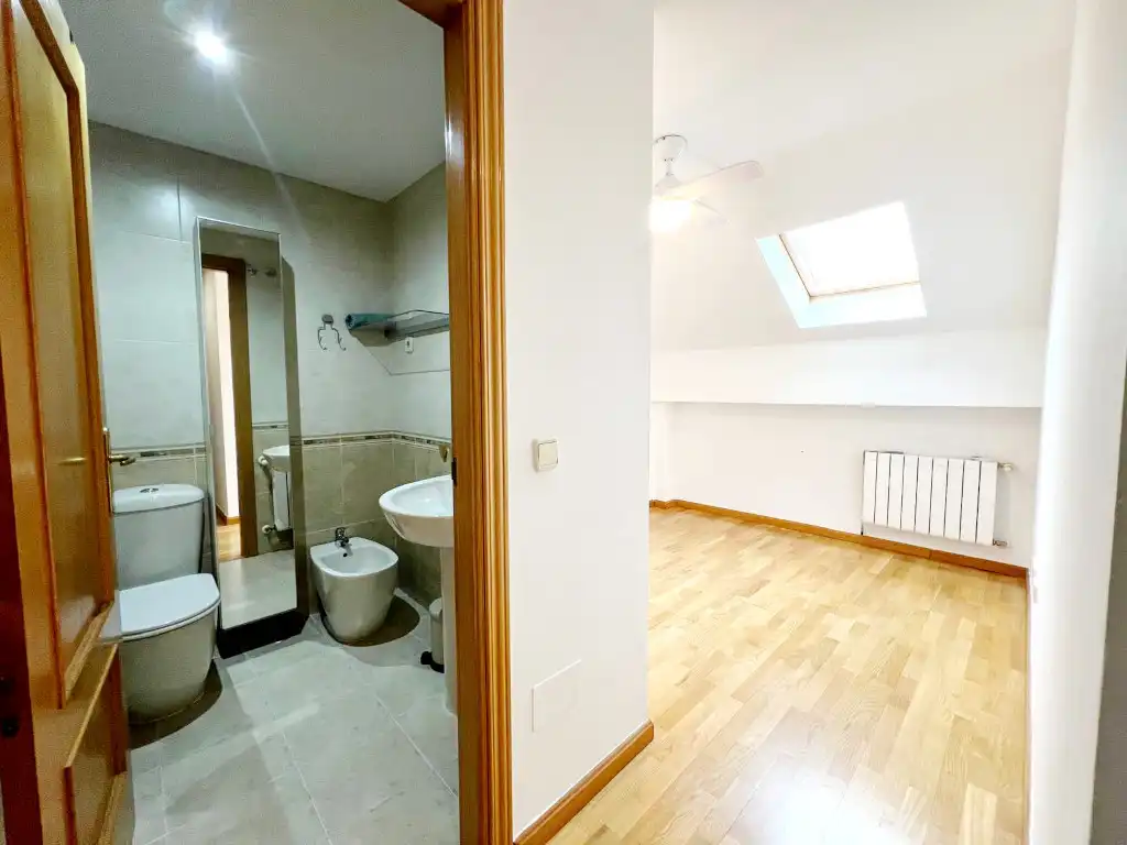 Habitación de Ático de alquiler en Alcalá de Henares con Aire acondicionado y Calefacción