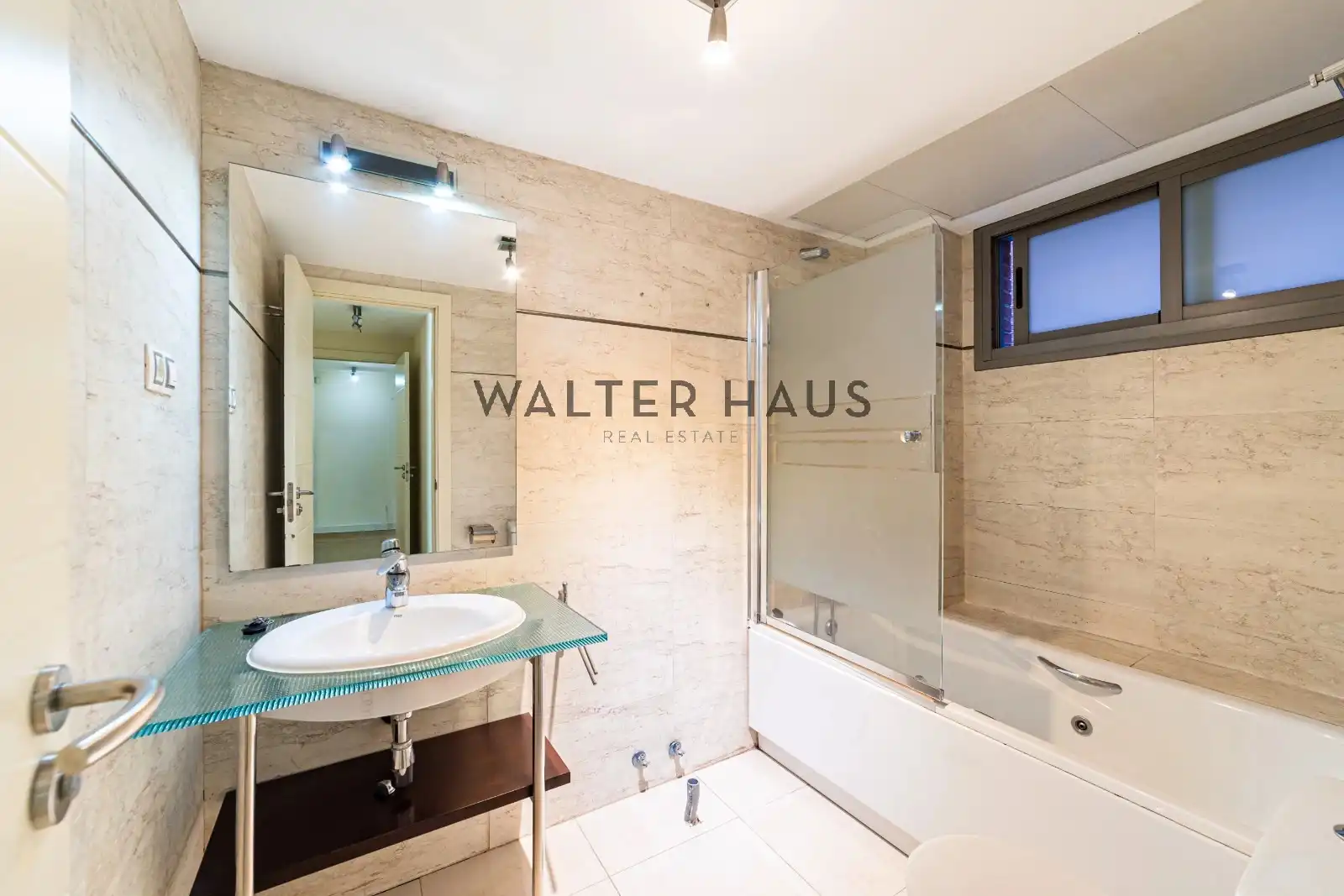 Bathroom of Flat for sale in Madrid  with Air Conditioner, Heating and Storage room