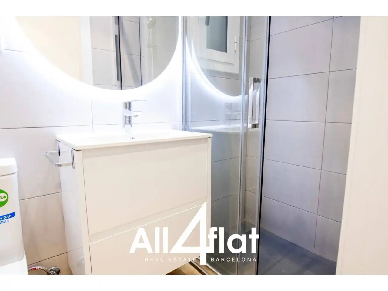 Baño de Estudio de alquiler en Barcelona con Aire acondicionado, Calefacción y Parquet