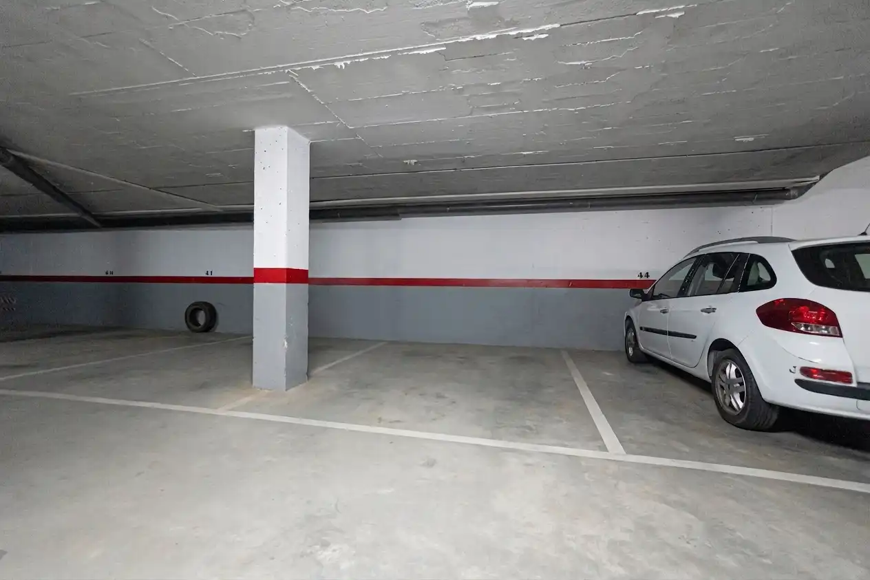Aparcament de Pis en venda en Rincón de la Victoria amb Terrassa, Traster i Piscina comunitària