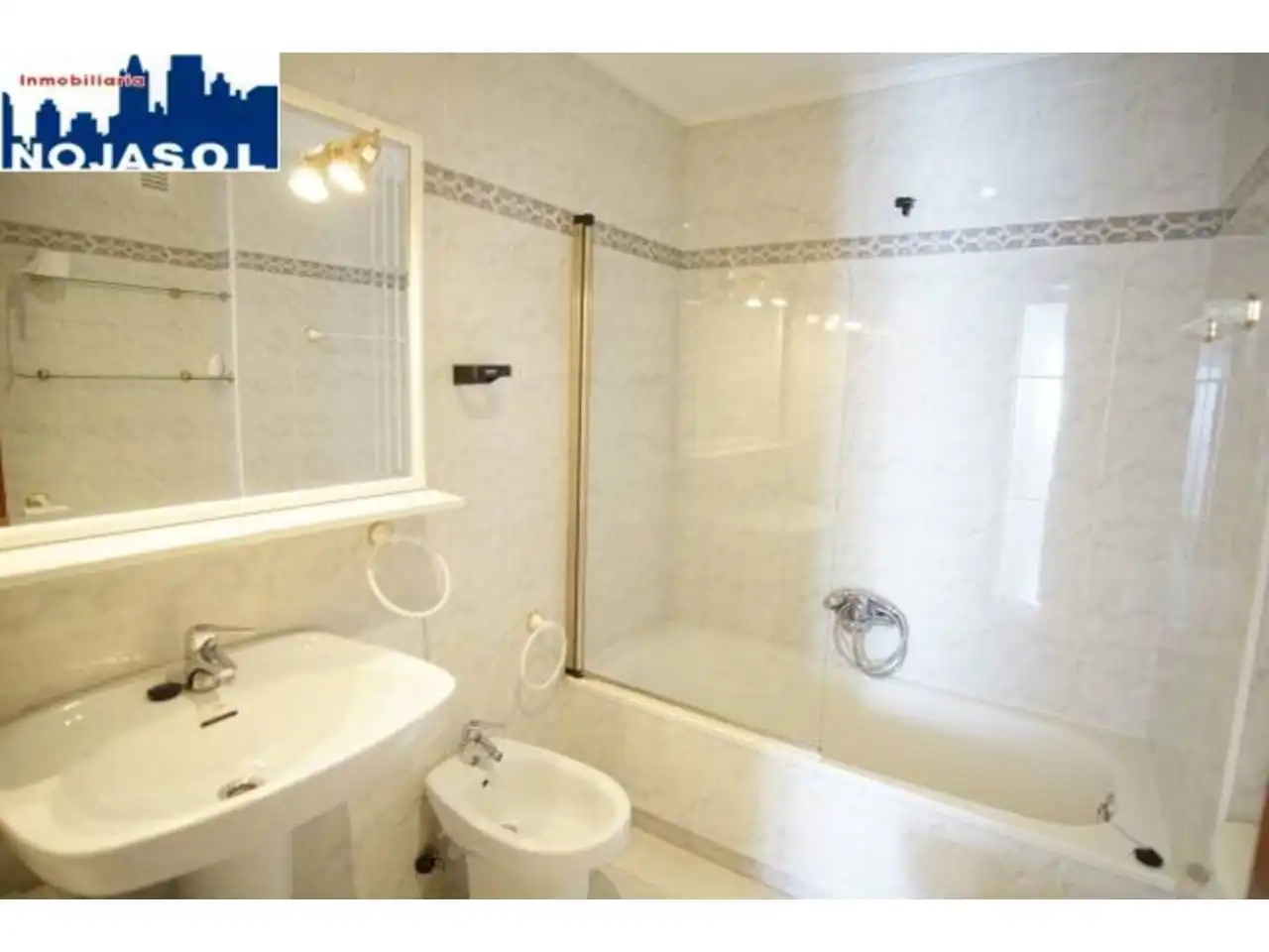 Badezimmer von Dachboden zur Miete in Noja mit Heizung, Terrasse und Möbliert