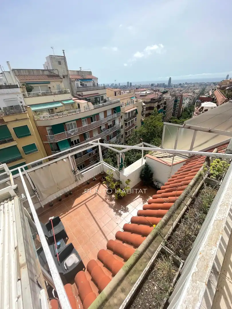 Außenansicht von Dachboden zum Verkauf in Barcelona mit Terrasse