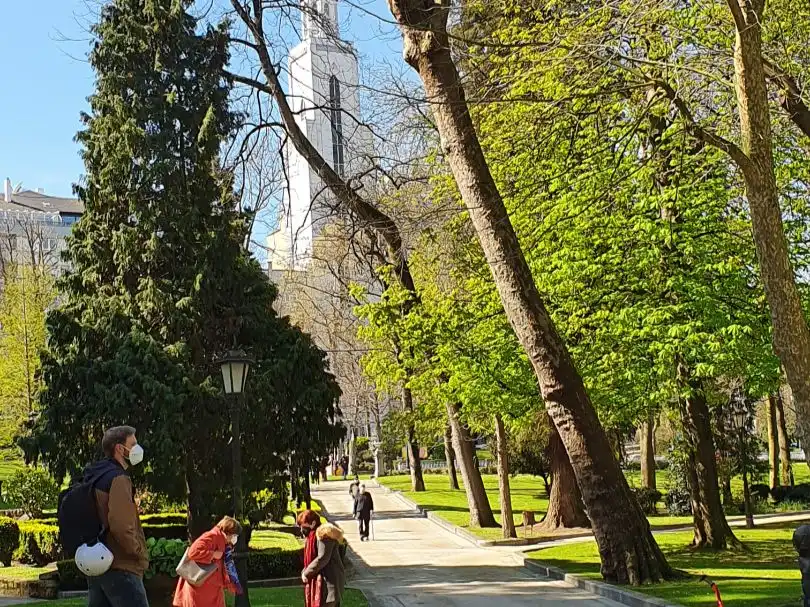 Vista exterior de Piso en venta en Oviedo  con Balcón