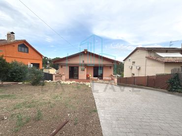 Casa con piscina in vendita a Carrer dels Pins