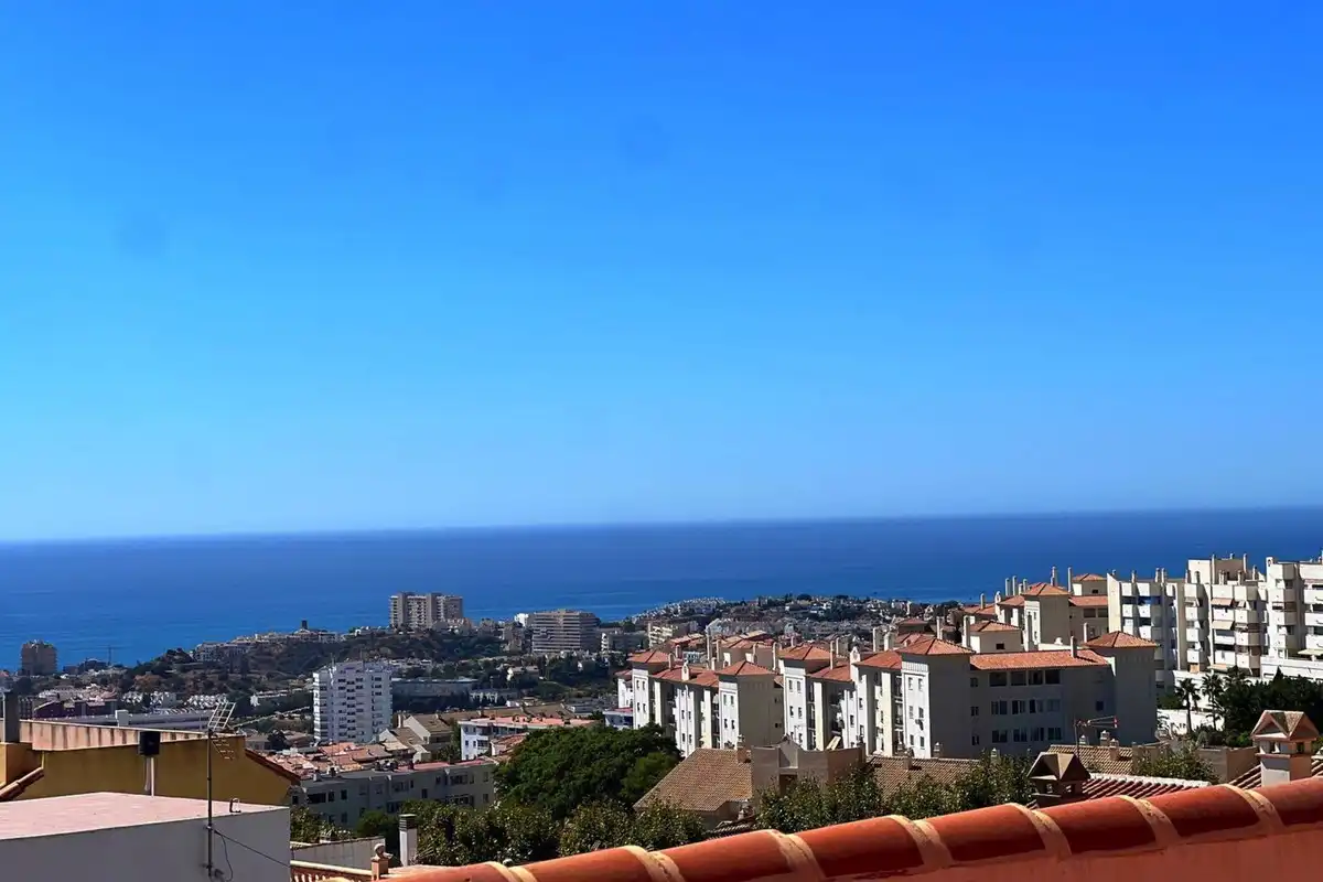 Vista exterior de Casa o xalet en venda en Benalmádena amb Aire condicionat, Jardí privat i Terrassa