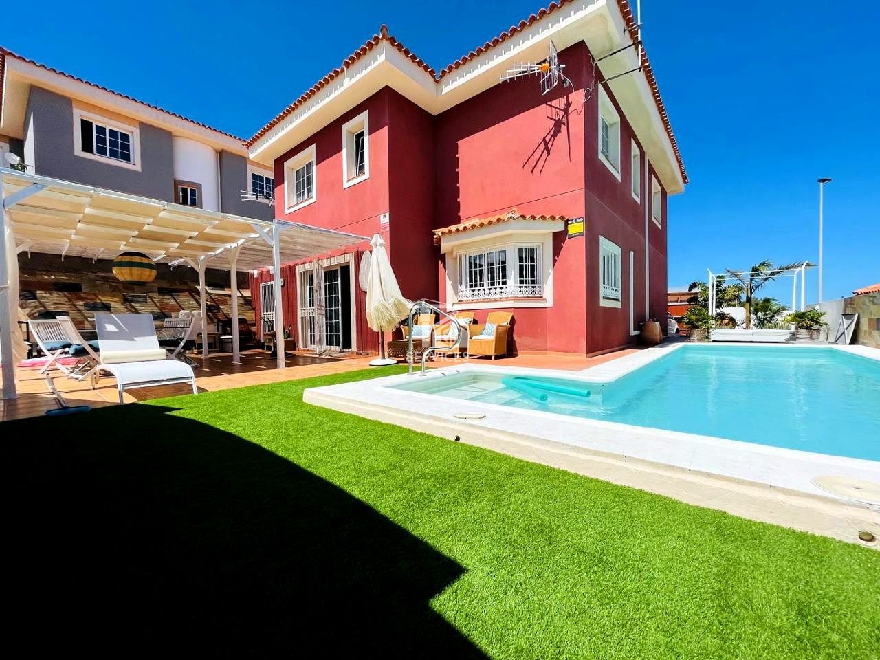 Vista exterior de Casa o xalet en venda en Granadilla de Abona amb Aire condicionat, Jardí privat i Terrassa