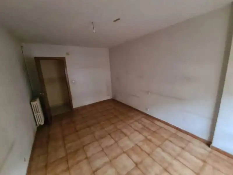 Piso en venta en Vega de Espinareda con Calefacción, Terraza y Trastero