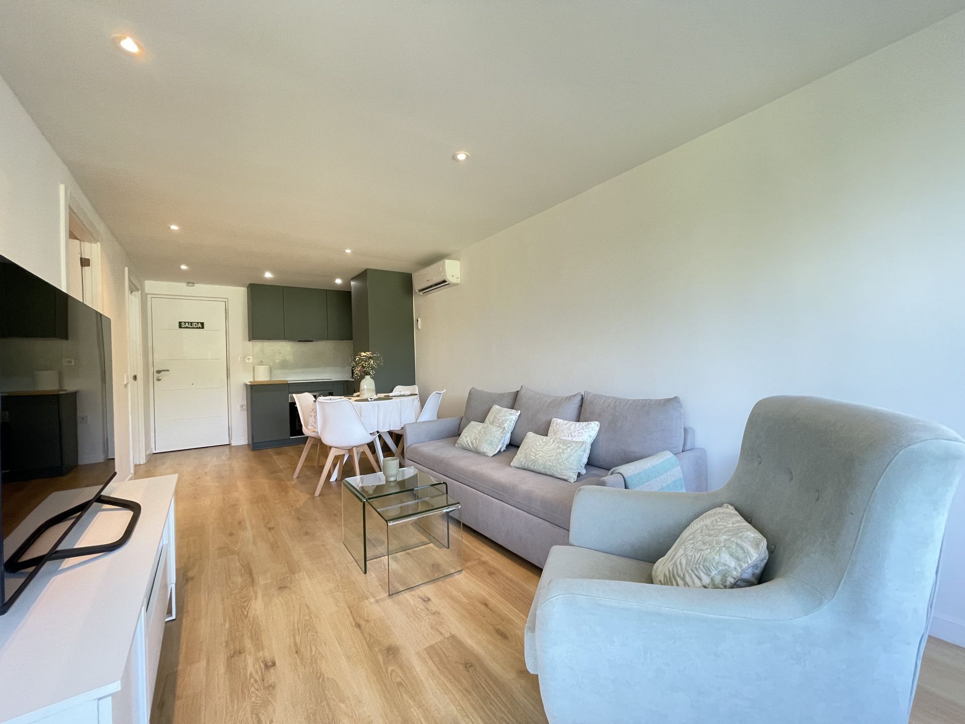 Sala d'estar de Apartament en venda en Estepona amb Aire condicionat, Terrassa i Piscina