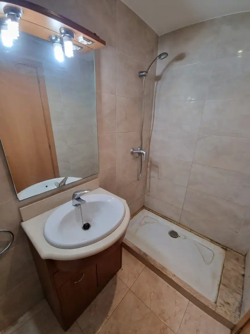 Baño de Piso en venta en Olot con Calefacción, Trastero y Balcón