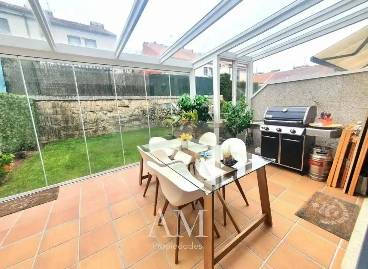 Terrassa de Casa o xalet en venda en Vigo  amb Calefacció, Jardí privat i Terrassa
