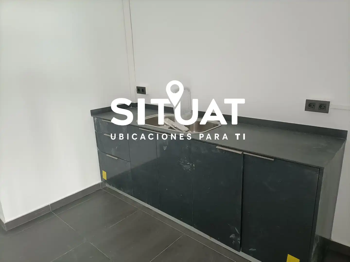 Cocina de Oficina de alquiler en L'Hospitalet de Llobregat con Aire acondicionado, Calefacción y Alarma
