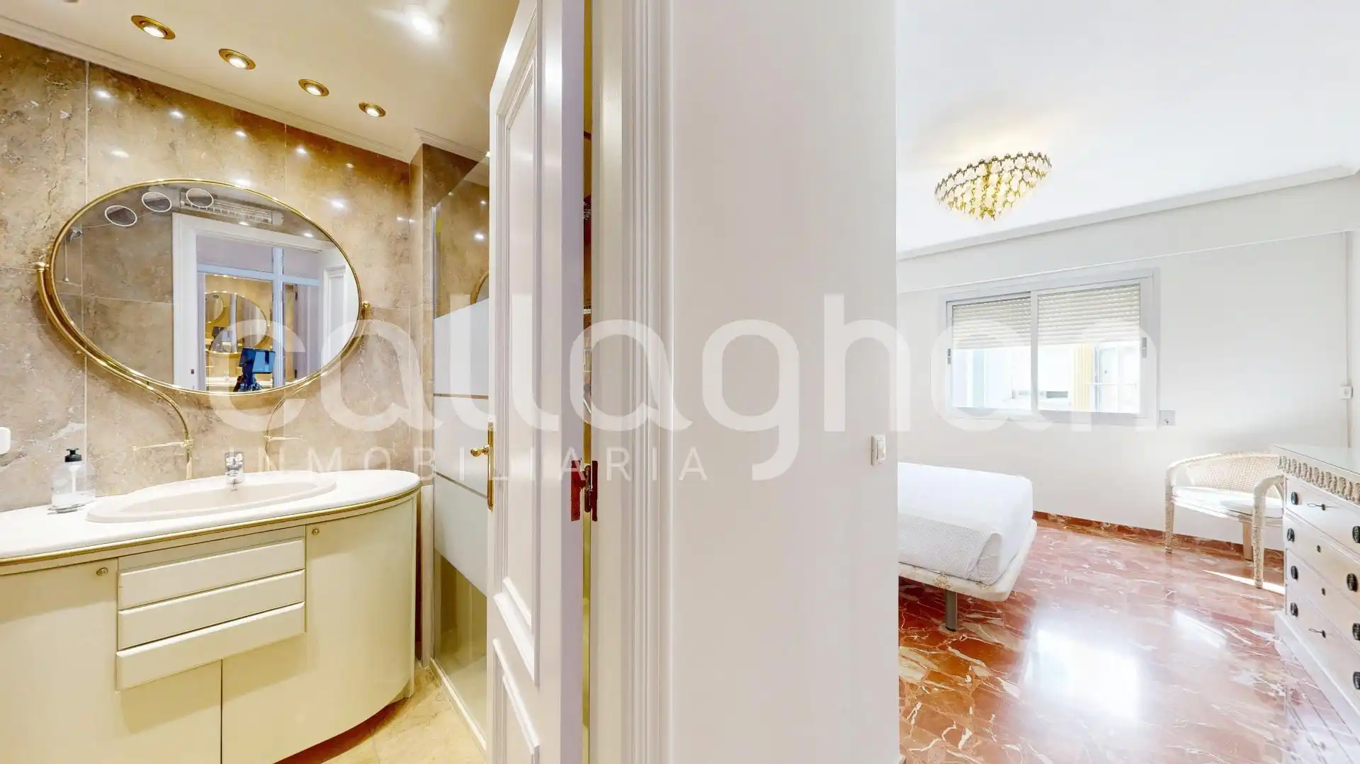 Baño de Piso en venta en Valencia con Calefacción, Terraza y Balcón