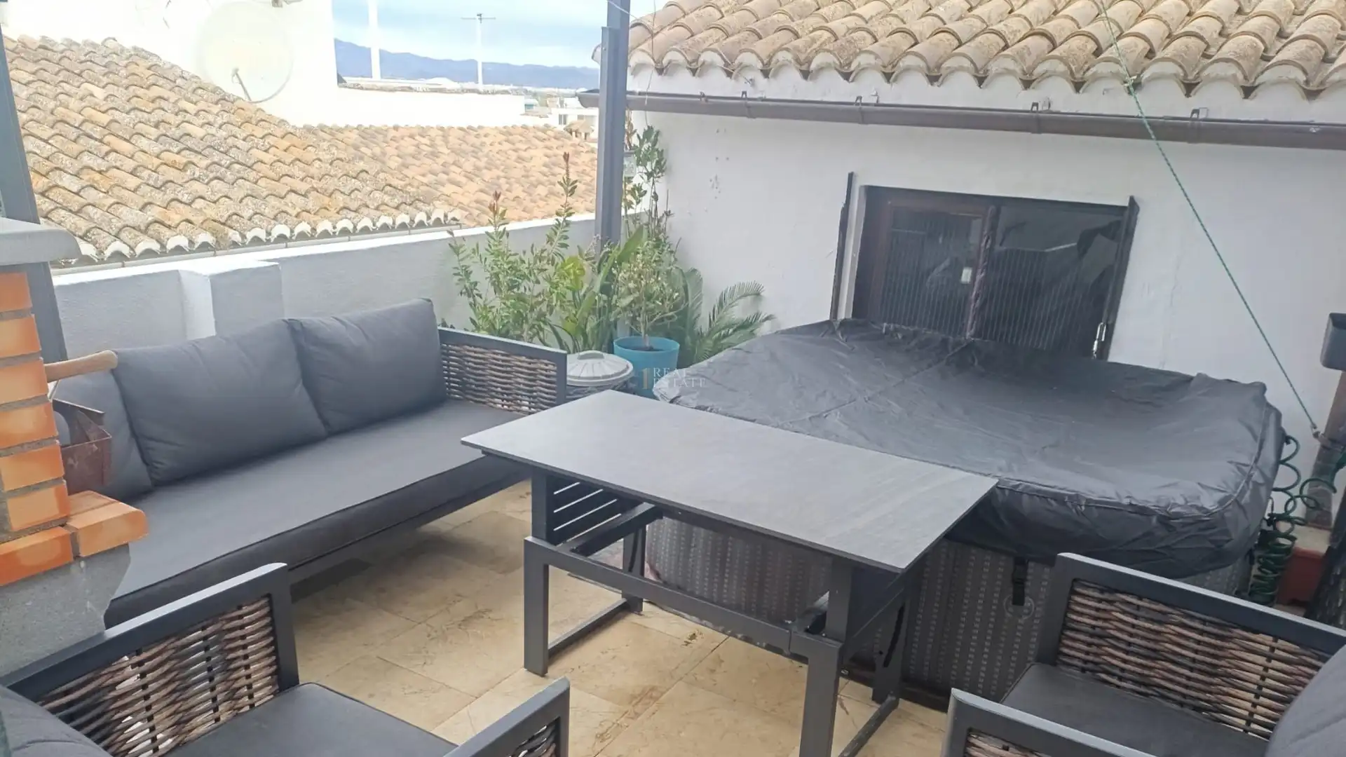 Terrasse von Einfamilien-Reihenhaus zum Verkauf in Oliva mit Klimaanlage, Abstellraum und Whirlpool