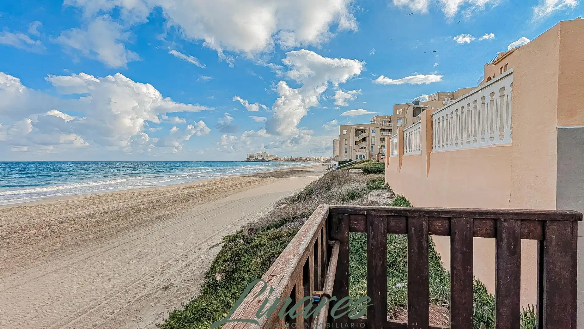 Vista exterior de Casa o xalet en venda en La Manga del Mar Menor amb Aire condicionat, Jardí privat i Terrassa