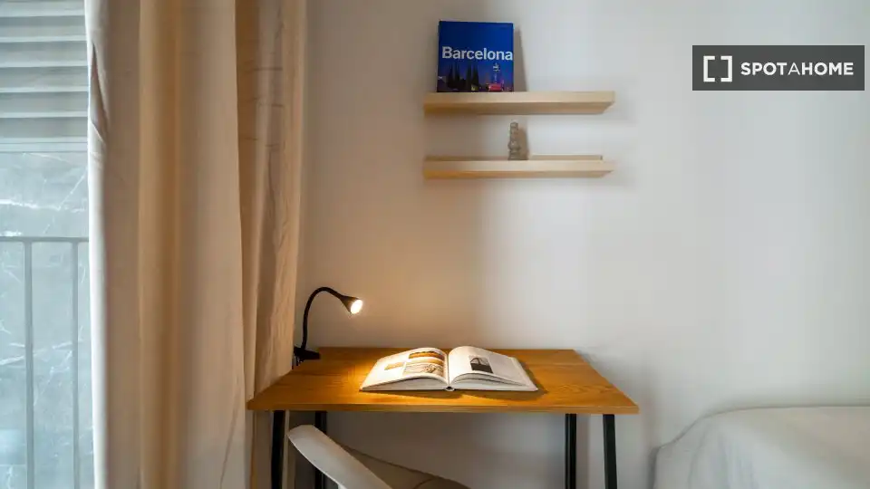 Bedroom of Flat for share in Barcelona  with Air Conditioner, Heating and Furnished