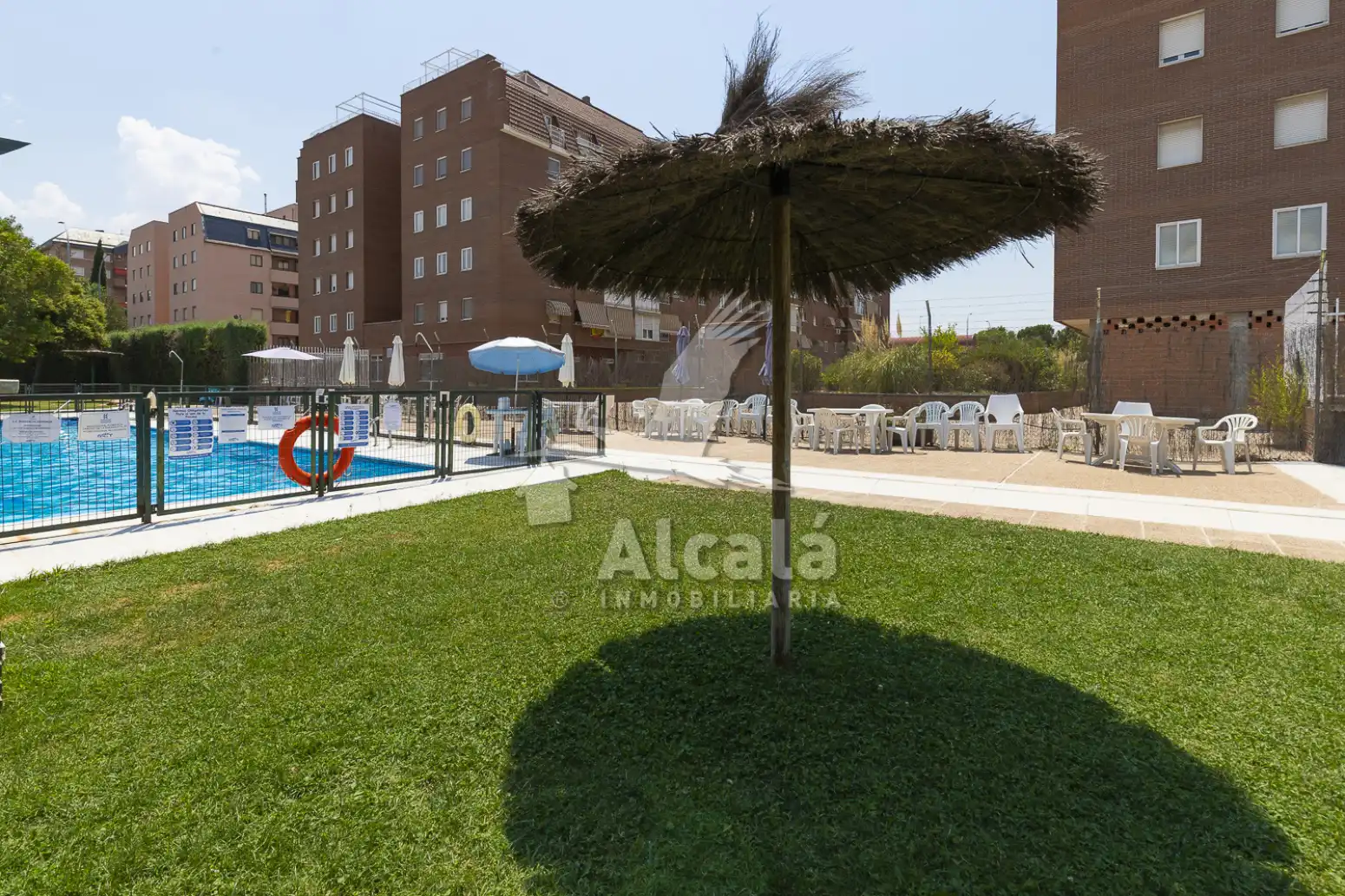 Swimming pool of Flat for sale in Alcalá de Henares  with Air Conditioner, Heating and Private garden
